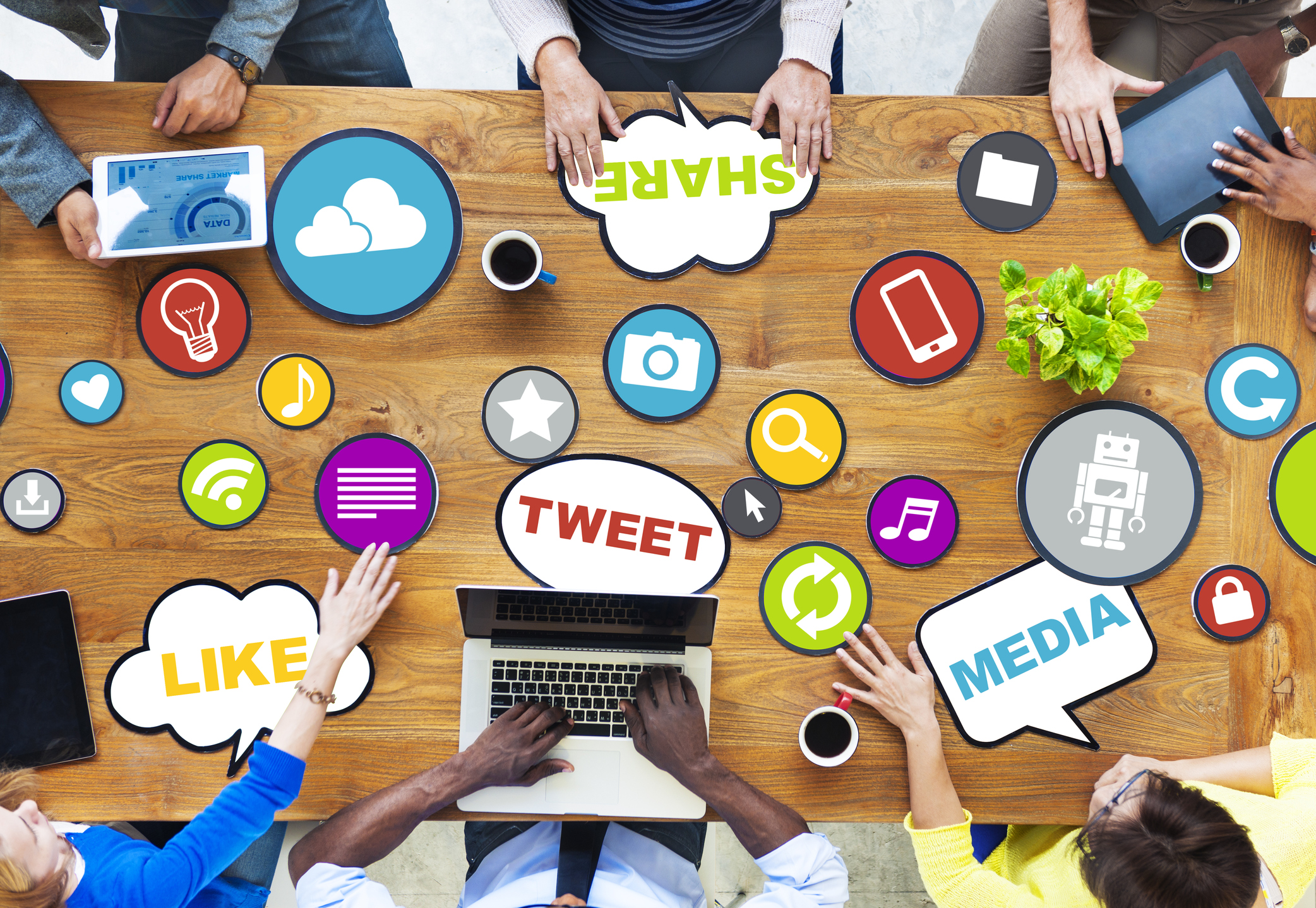benefits & downsides of Social Media benefits & downsides of Social Media